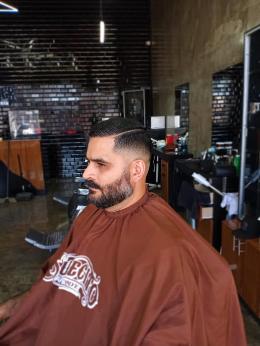 Cliente con corte de cabello en 7Black Barbería
