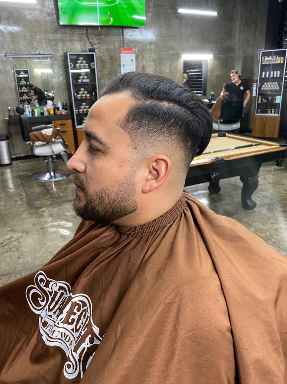 Corte con degradado y peinado en 7Black Barbería