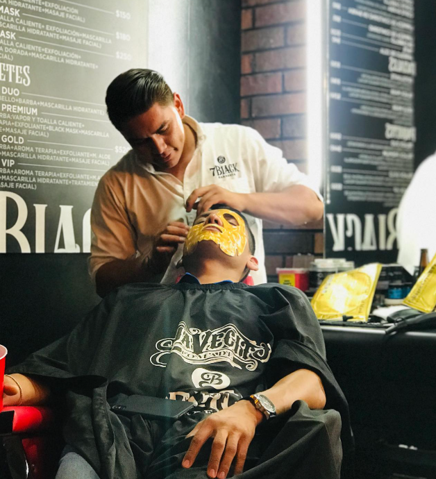 Servicio de mascarillas faciales en 7Black Barbería